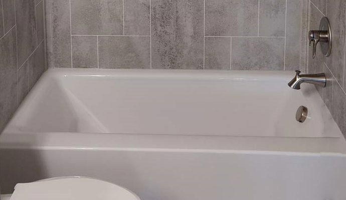 Clean bathtub